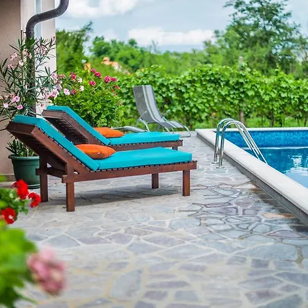 Mihael Villa