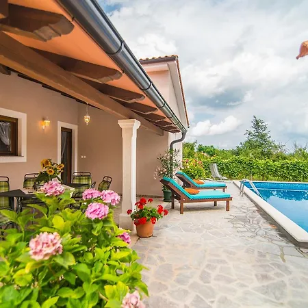 Mihael Villa *
